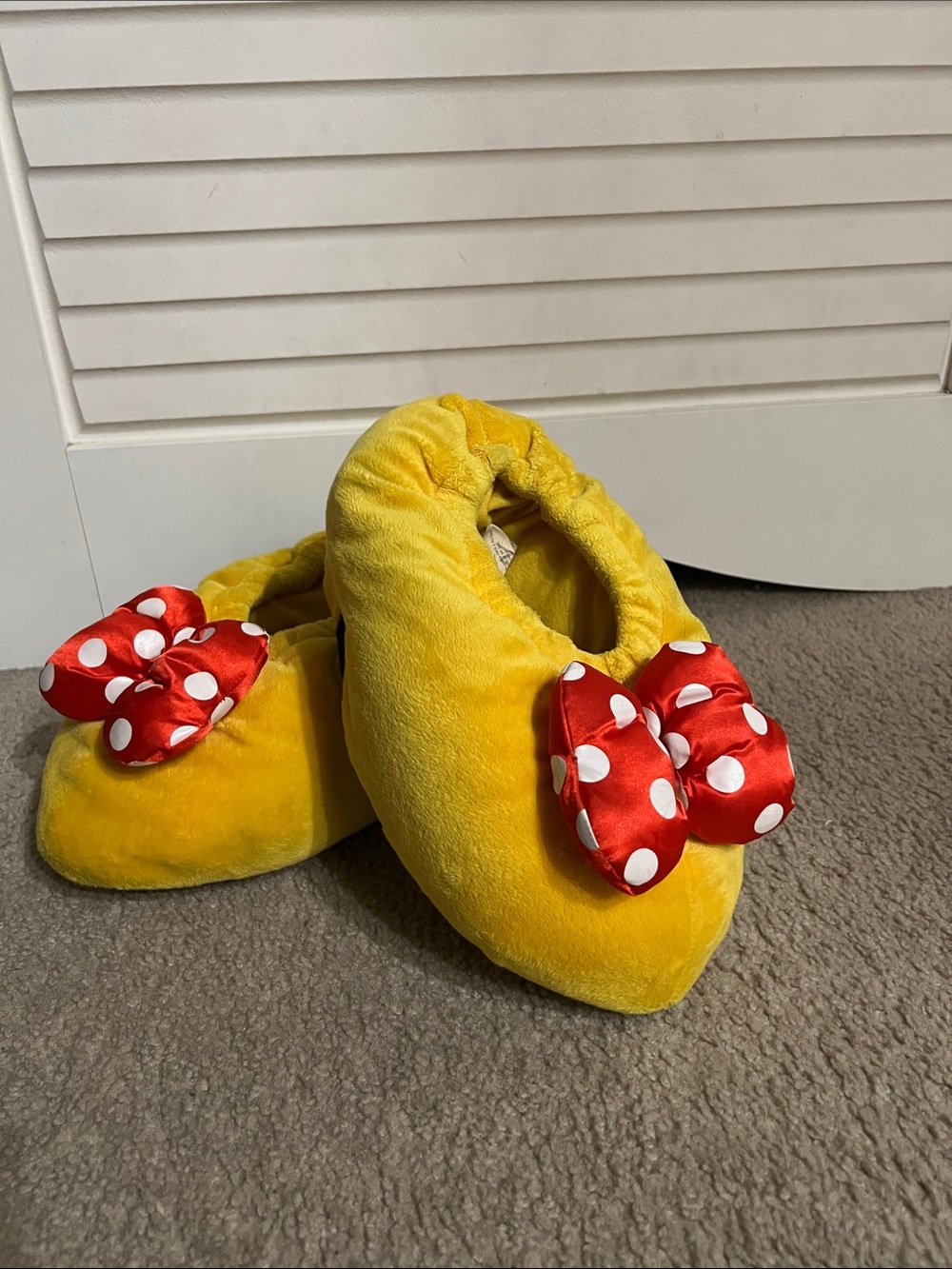 Disney Parks Minnie Mouse
Slippers Plush Yellow W/ Bow Adult size Medium